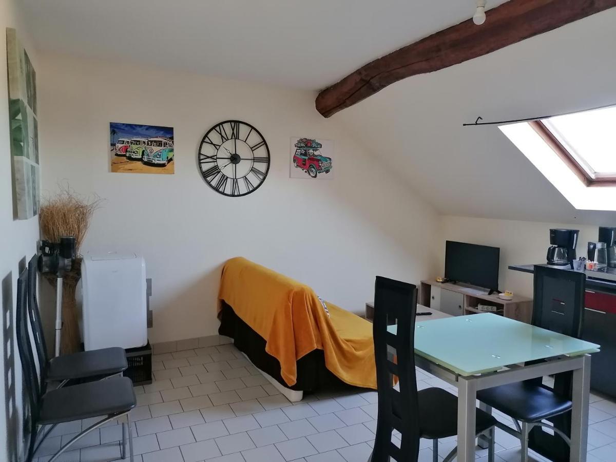 Appartement Climatise Avec Parking Prive A Doue La Fontaine Luaran gambar