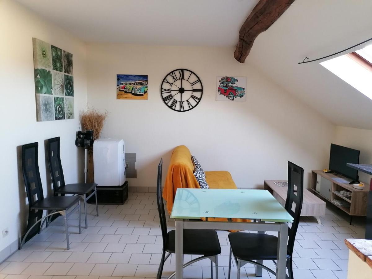Appartement Climatise Avec Parking Prive A Doue La Fontaine Luaran gambar